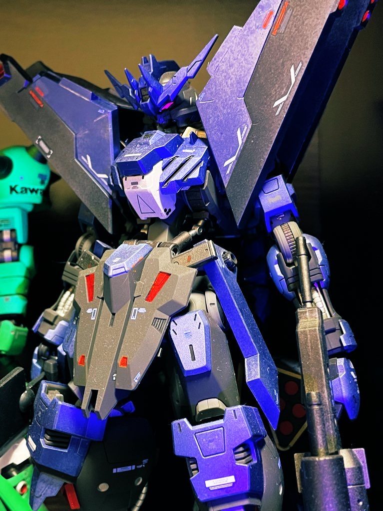 目も光ります。大剣もってるガンダムあんまりいないのなんでなん…コトブキヤでMGサイズのシンプルな大剣のキットないのなんでなん…