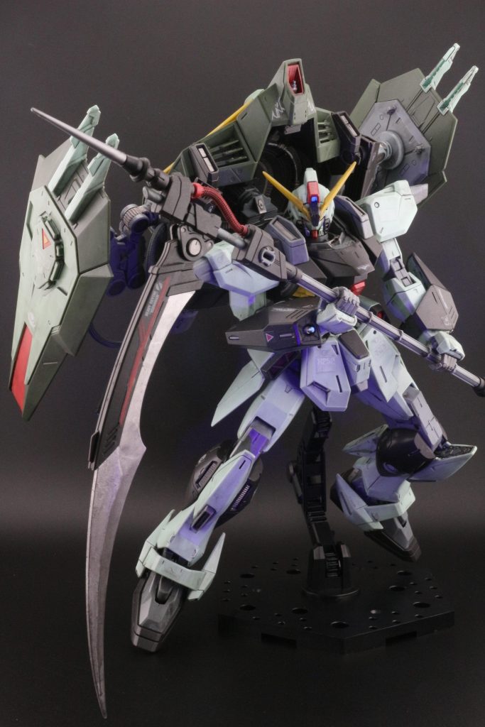 スタイルは異形ですが接近戦用の鎌