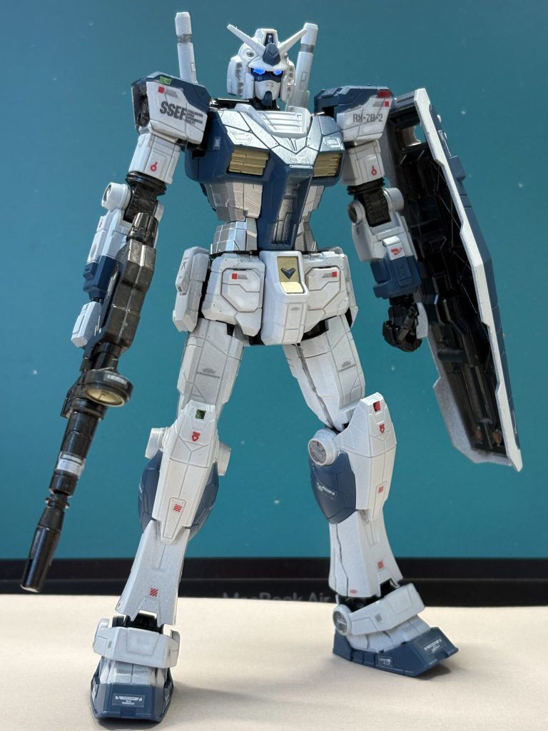 塗装は以下の通り青:ミディアムブルー(銀下地)白:ホワイト(銀下地)関節色:黒鉄色シルバー:シルバー金:ゼウスシルエットゴールド(銀下地)眼:↑の金の上に透明蛍光塗料を筆でチョン塗りです部分塗装:ミスターホビーマーカー(5色セット)