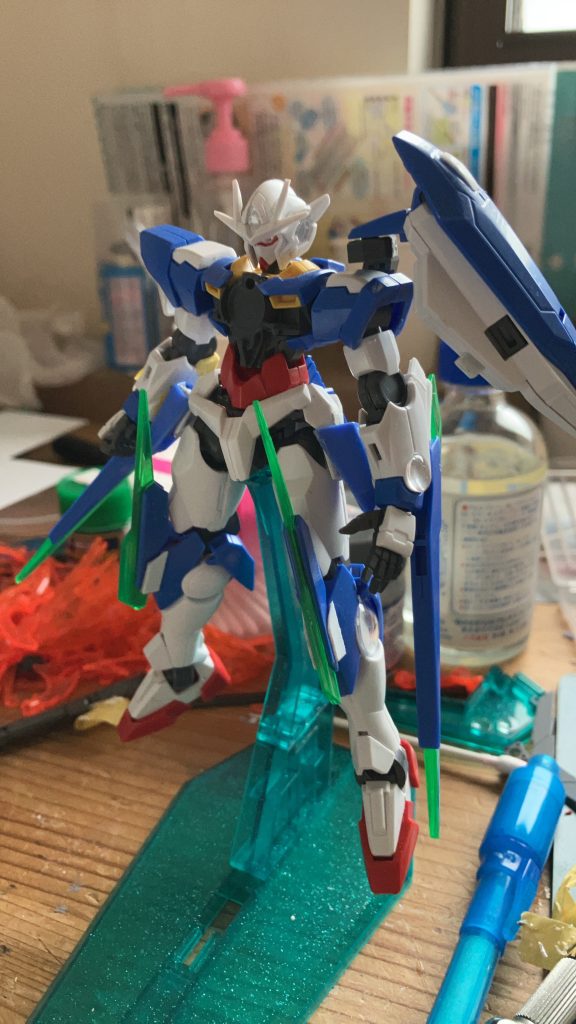 まぁ真面目に行きましょ。はい。塗装前。膝の部分はプラ板で挟み込むようにしてビットを取り付けています。腰のバックスカートは穴を開けて取り付けられる様に、腕のところはジョイントパーツを隔てて取り付けています。