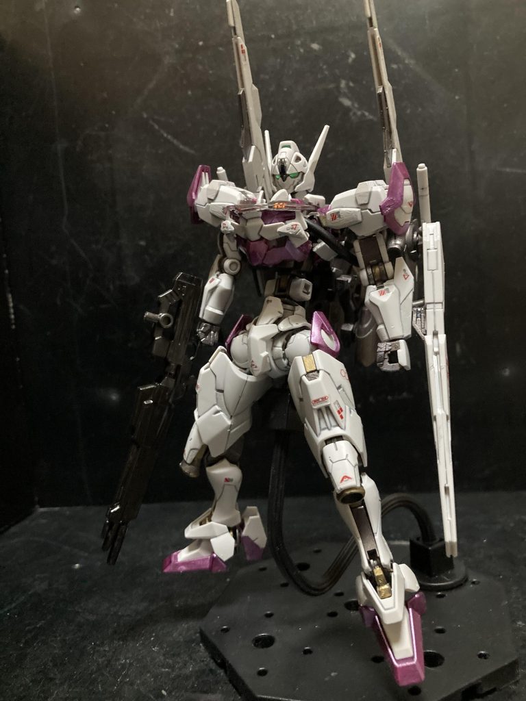 先ずは正面です。普通に組んでみて、なんか子供体型というか頭が大きくて身体ちっちゃい印象を受けました。多分原因は胴が短い事。なので胴の延長と可変ギミック追加を同時に行なっていきますね。