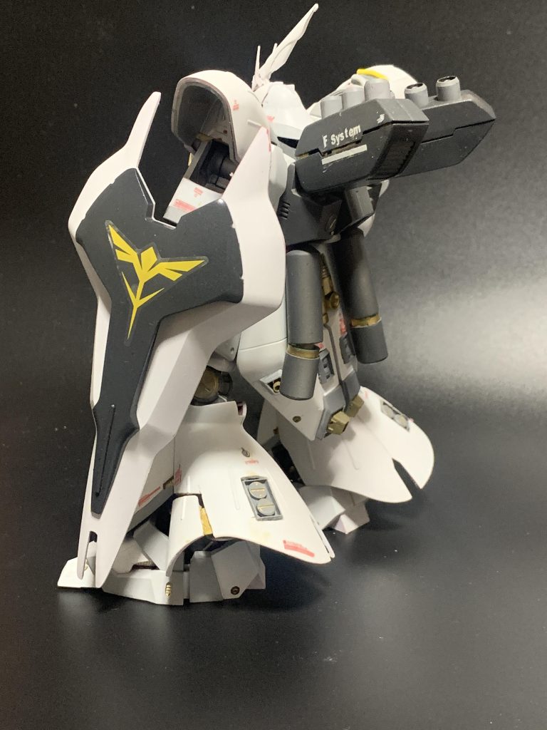 シャアが最後に搭乗した機体(ひとまずナイチンゲールは置いておいて)カッコよさも思いれもひとしおです。サザビーは後ろ姿もとにかくカッコいい‼