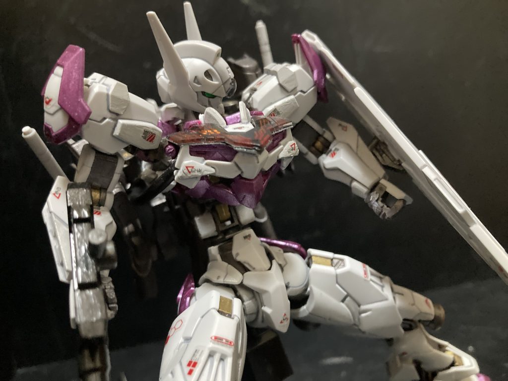 デカールで情報量追加。アレっす100均の。使いやすいですねコレ。ピンクはメタリックパープルに塗りました。一部の白もグレーに変更。