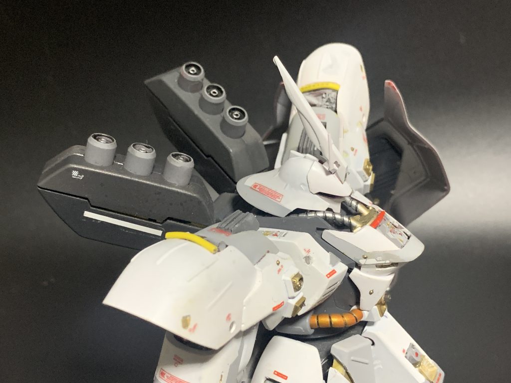 サザビーは大好きなモビルスーツですのでMG、RG、HG×2と過去にいくつも作ってきたのですが、全て赤を基調としたものでした。ある時白いサザビーの作例を見て〈白もカッコいいやんんけ‼〉と思い衝動的に作ってみた次第です。