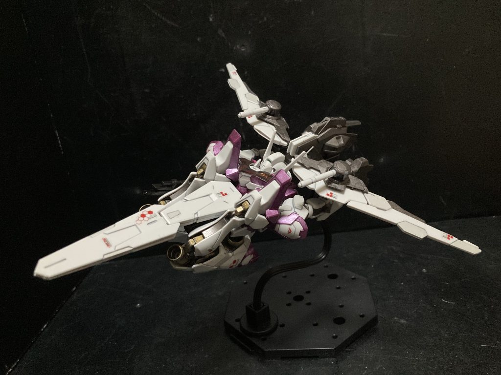 可変はこんな感じです。胴を180度回転、90度折り曲げ脚を収納。バックパックを上部に引き上げ胸部装甲も上部に引き上げ。バインダーを展開、シールドを機首にして可変完了です。