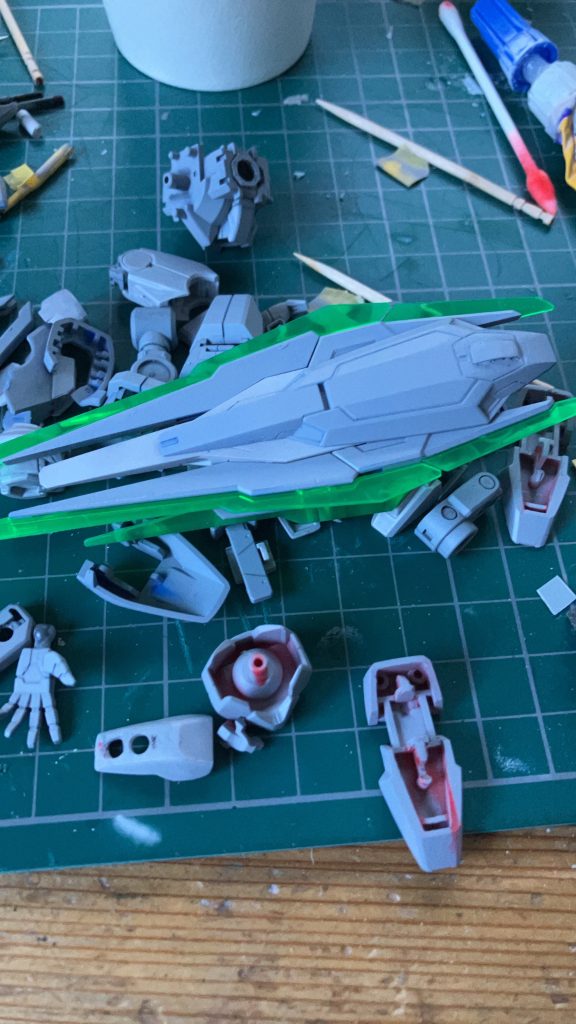 実はこの作品は、俺が初めて全塗装したガンプラなんです。なので少々塗装が甘かったりする。今も全然甘いって？そうかな......そうかも....。