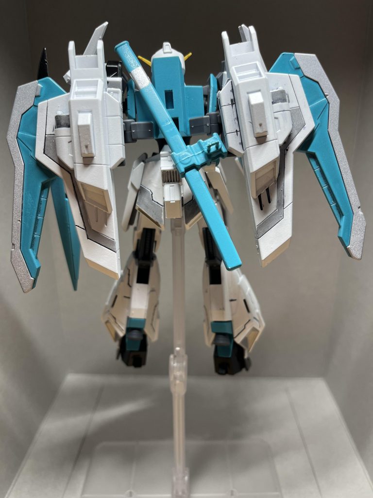 背面。スタビライザーを外して、可動式の鞘を装着。バインダーはウイングを外した代わりにマウント位置を広げ、鞘に干渉しないようにしました。