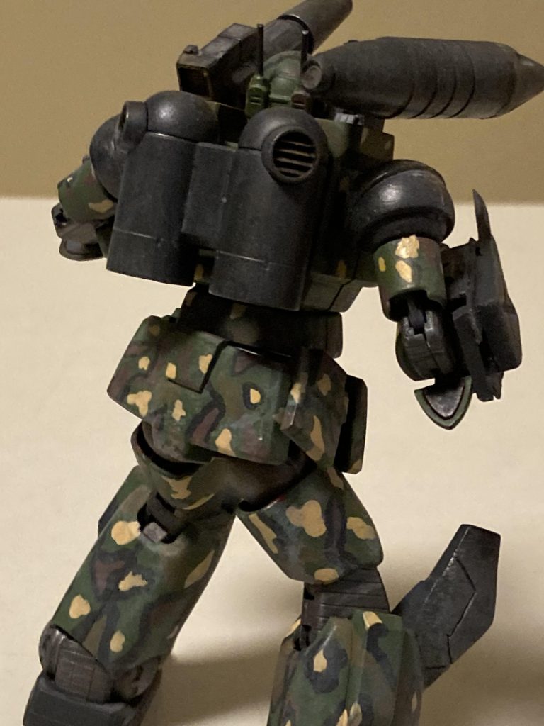 肩のミサイルランチャーはキットに無かったので自作致しました。