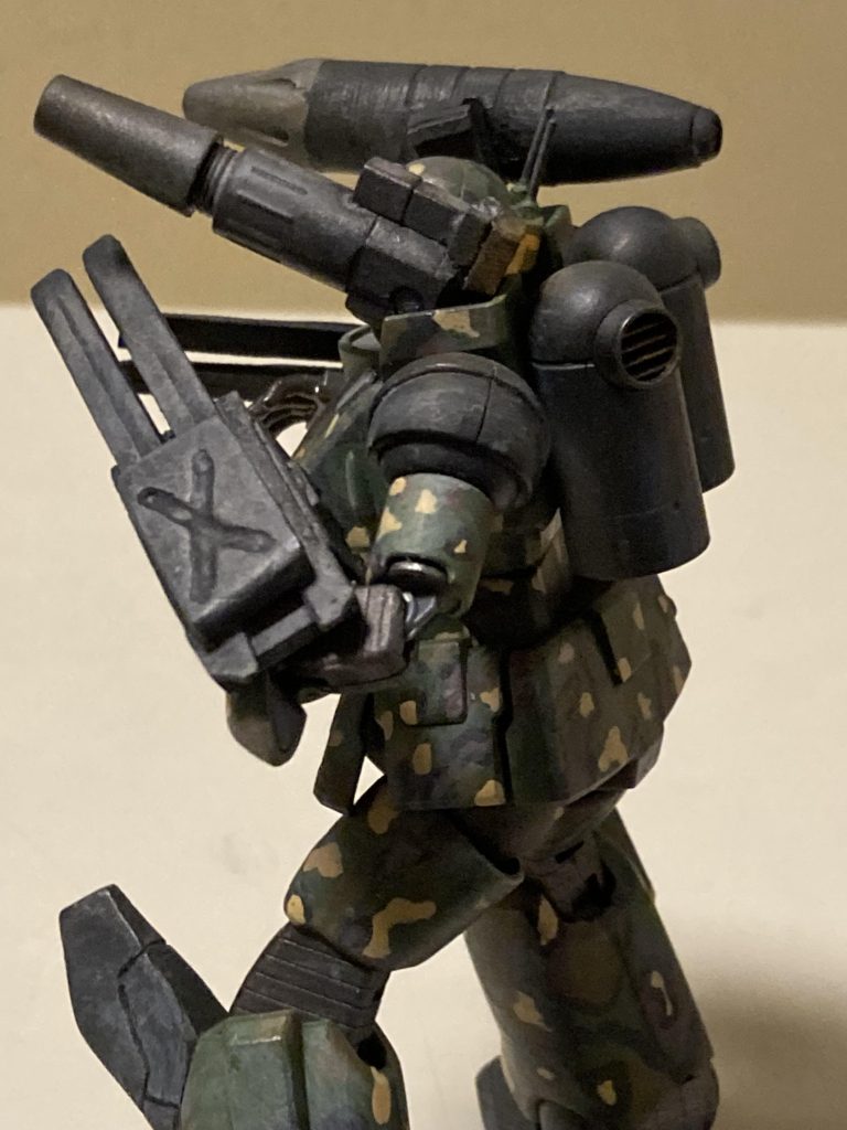 腕と膝の装備はポリパテとプラ板などで製作しました。