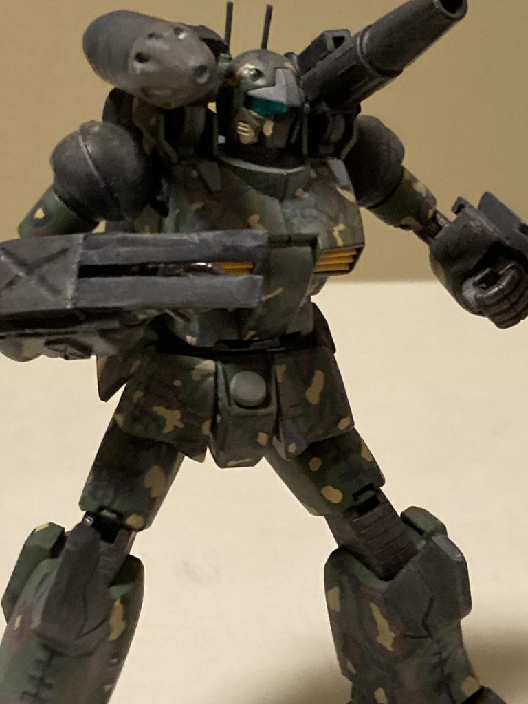 第4巻に初登場し、陸戦ジムのシールドでザクをボコスカやっちゃいますが、最新刊の5巻では、腕と膝に特殊な装備がされて、近接戦闘用に改造されています．