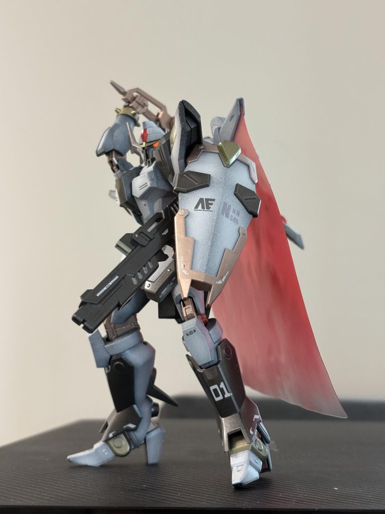 シードアクションシステムと言えど、左肩の剣に右手は届かないと思います…ということで、右肩の後ろに剣を取り付けています。