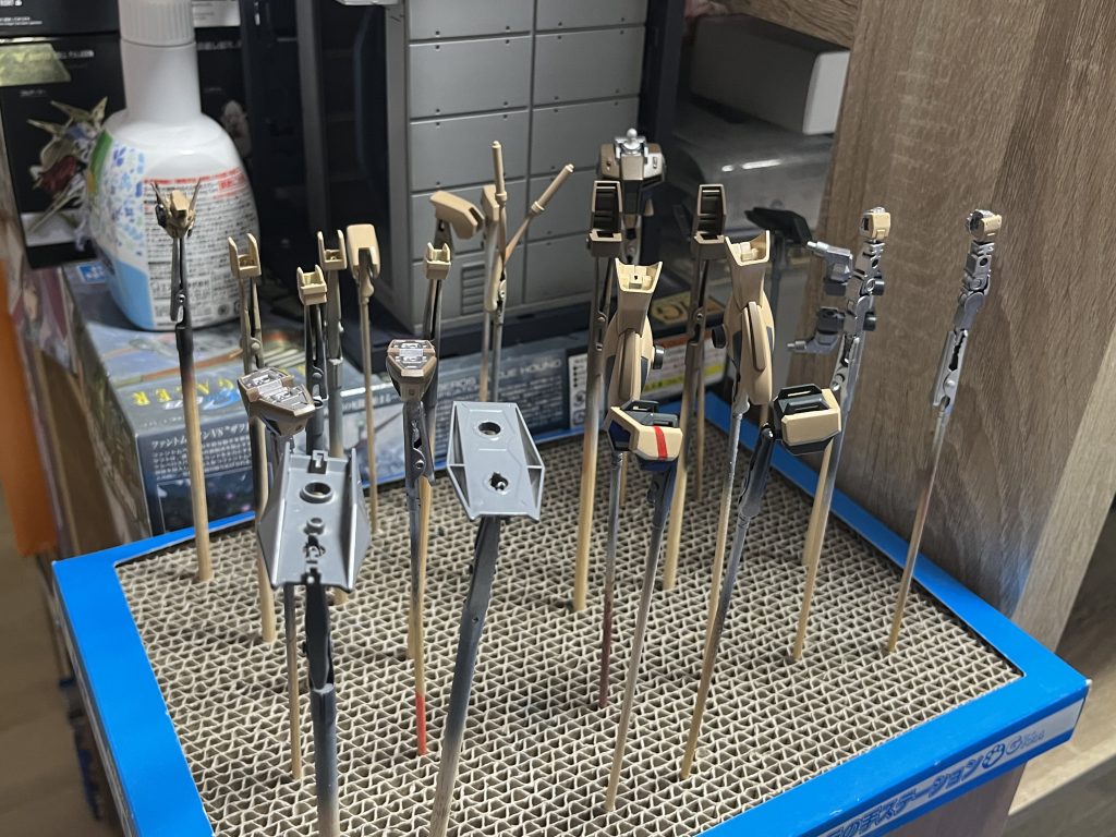 カラーリングは以前製作したダガーLと同じくサンドカラーに。右肩に赤ラインのワンポイントが特徴です(gundam-kao6)