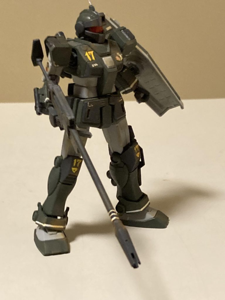 テネス機はロングライフルが特徴ですよね。なので、ジム2(？だと思う)から、ビームライフルとシールドを持ってきて、らしく弄りました^_^ どうせなので、ライフルは大袈裟に長くしてみました。