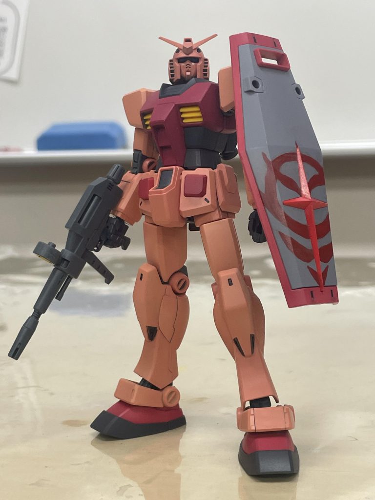 全身と全面です。盾も尊厳破壊の為に連邦マークの上からジオンのマークに塗りましたwエナメルで手書きなので雑いですw劇中で初めて見た時は衝撃すぎて空いた口が塞がらなかったし、笑ってしまいましたw