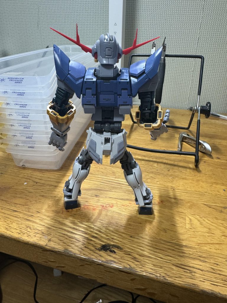 ジオング側の挟み込みの下半身接続部を切断して、ナラティブのボールジョイント無理矢理突っ込んで固定してます。需要無いと思いますが、参考までに。