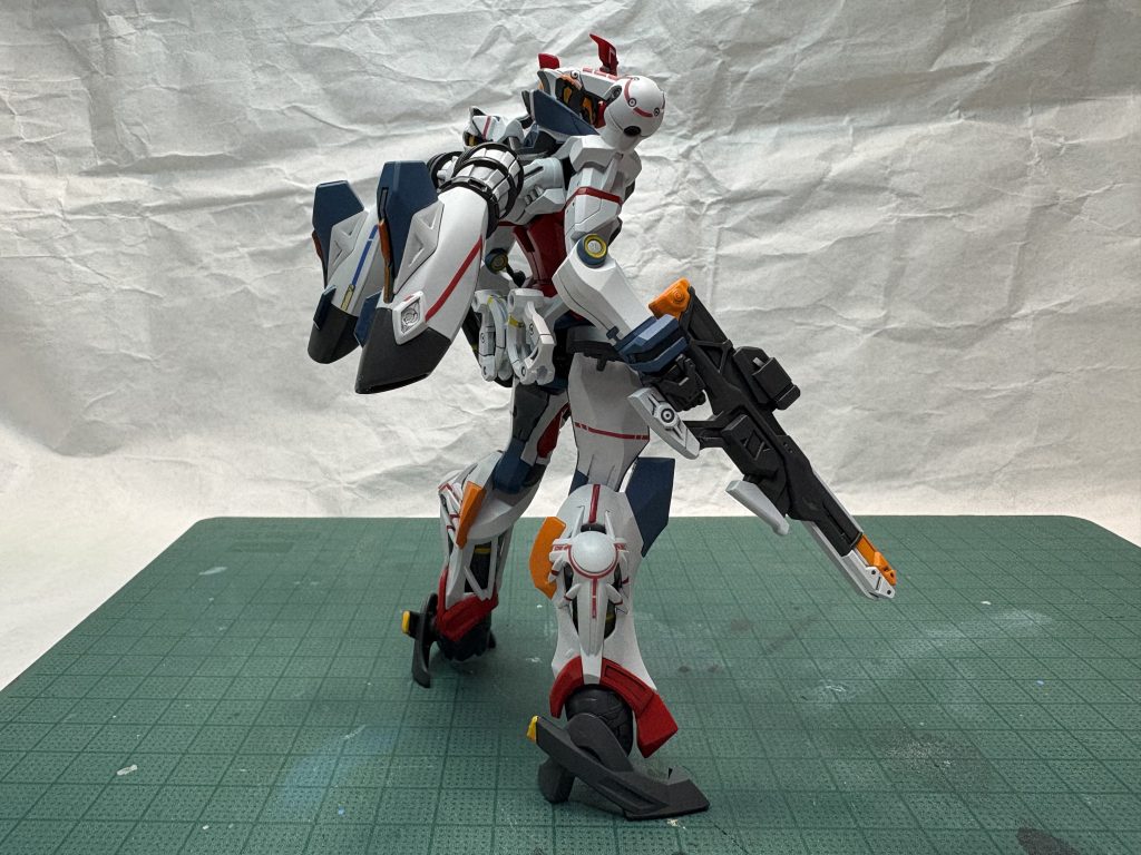 成形色いかして部分塗装が簡単でカッコいいかも。マーキングシールも意外と貼りやすかったです。