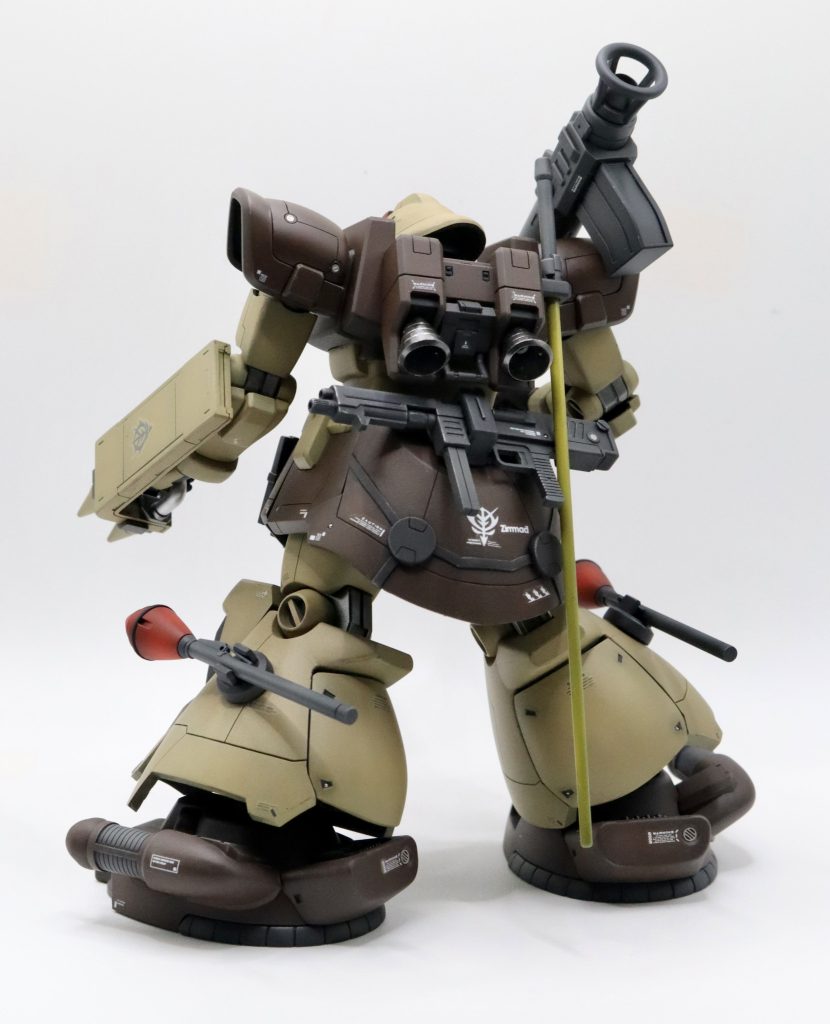 武器のアタッチメントぽいものを加え、お尻はシンプルにマシンガンだけにしました。また、ケンプファーぽくシュツルムファウストを脚に配置。バックパックがシンプルだったので、30MMのパーツをくっ付けています。