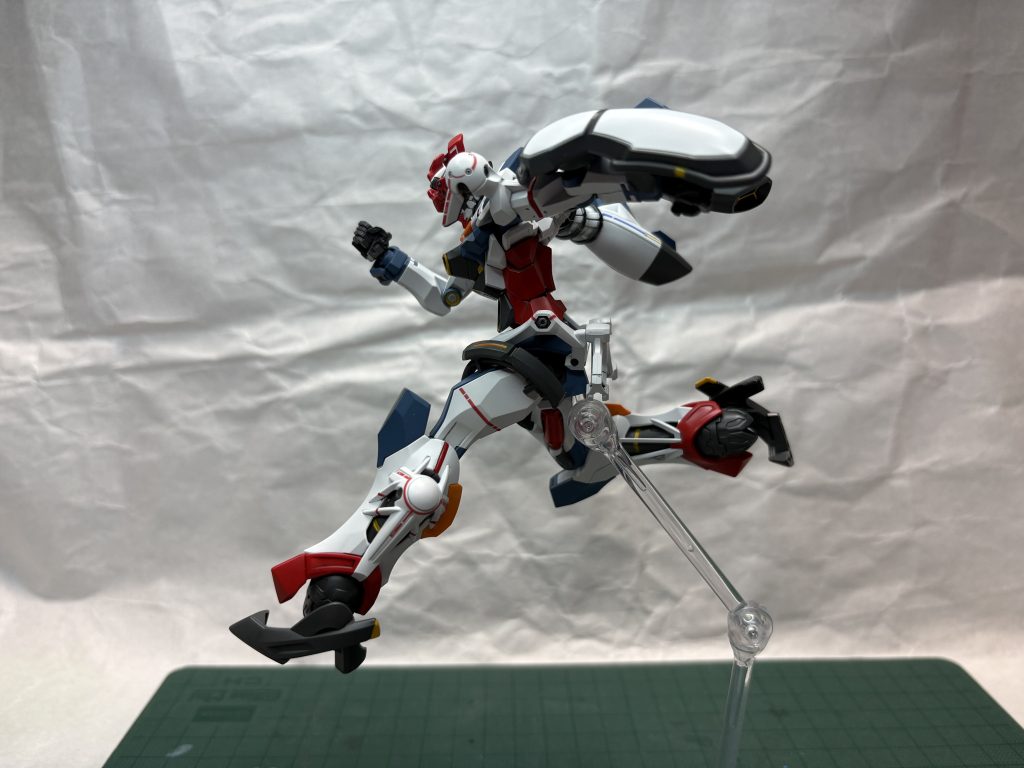 シタデルカラーが間に合わなくて、ラッカー、水性、エナメルの重ね塗りで対応しました。イエローの隠蔽力がないのでホワイトで下地塗装しました。