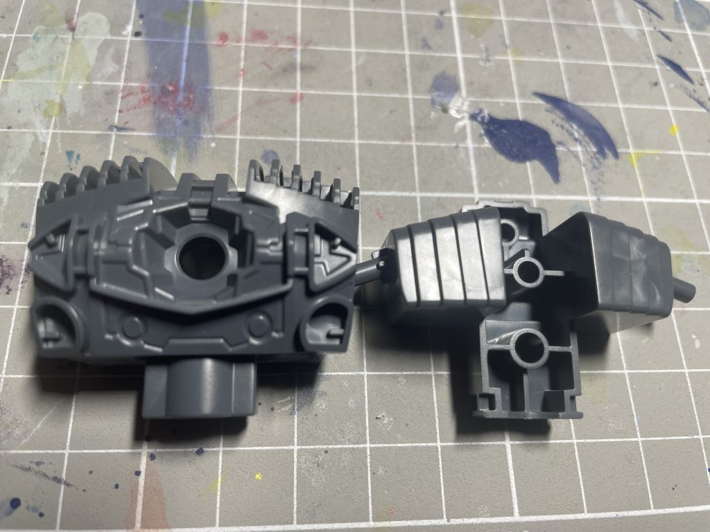 ちなみに内部パーツ。右側の背中にあたる縦線のディテールがあるパーツなんですが…