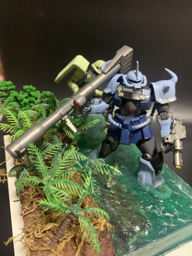 レジンにて川を表現。グフにはジャイアントバズが似合いますね。(zaku-kao7)