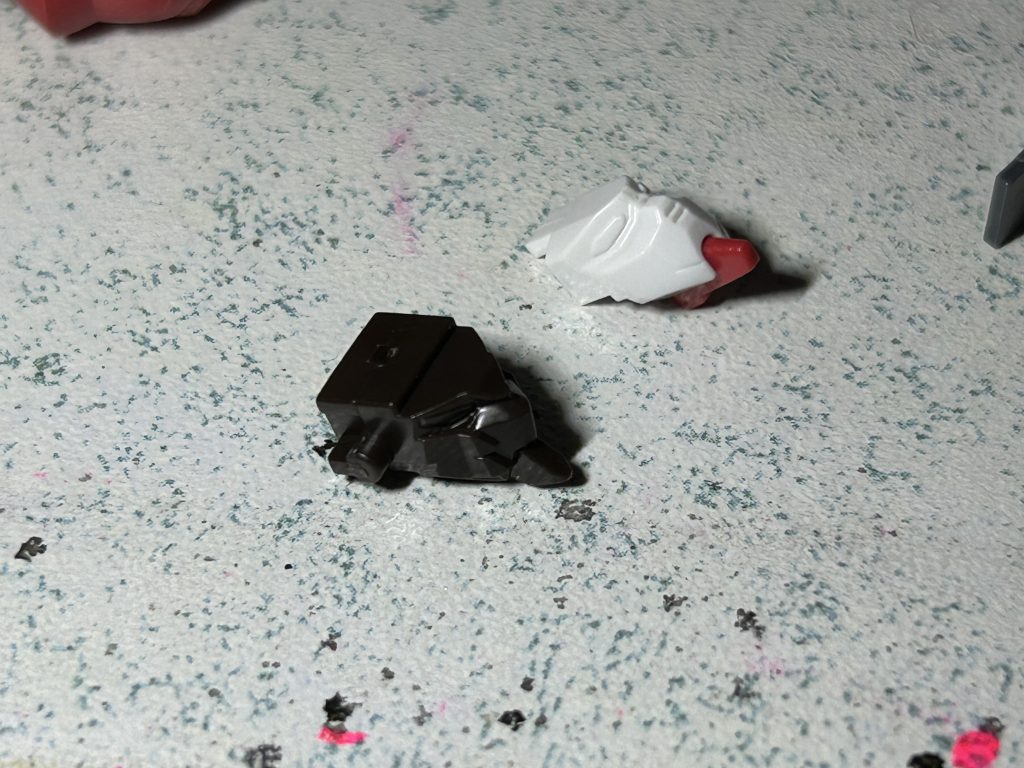 そして顔パーツ比較になります横幅自体はぴったしだったのでこれはいける！！と思ったのも束の間ドライの顔パーツ縦の長さが結構長くて削る羽目になりました