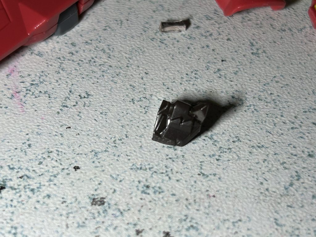 見づらいですが削った後です正直これでも相当キツめなので塗装する時に固定化しないといけないですね…