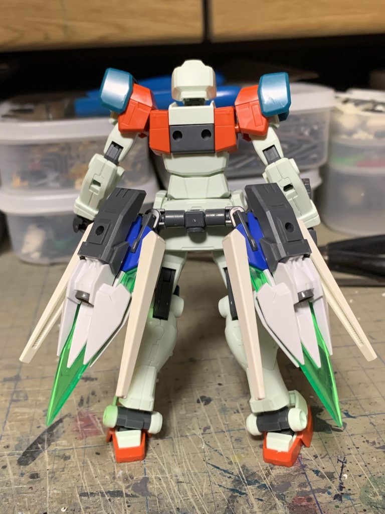 腰にGNカタールをベースとしたジャンプユニットを装着。GNカタールに30MMなどのパーツを盛り付けます。なお、ジャンプユニットを装着した事からもわかるように、マヴラブの戦術機を意識してミキシングしております。