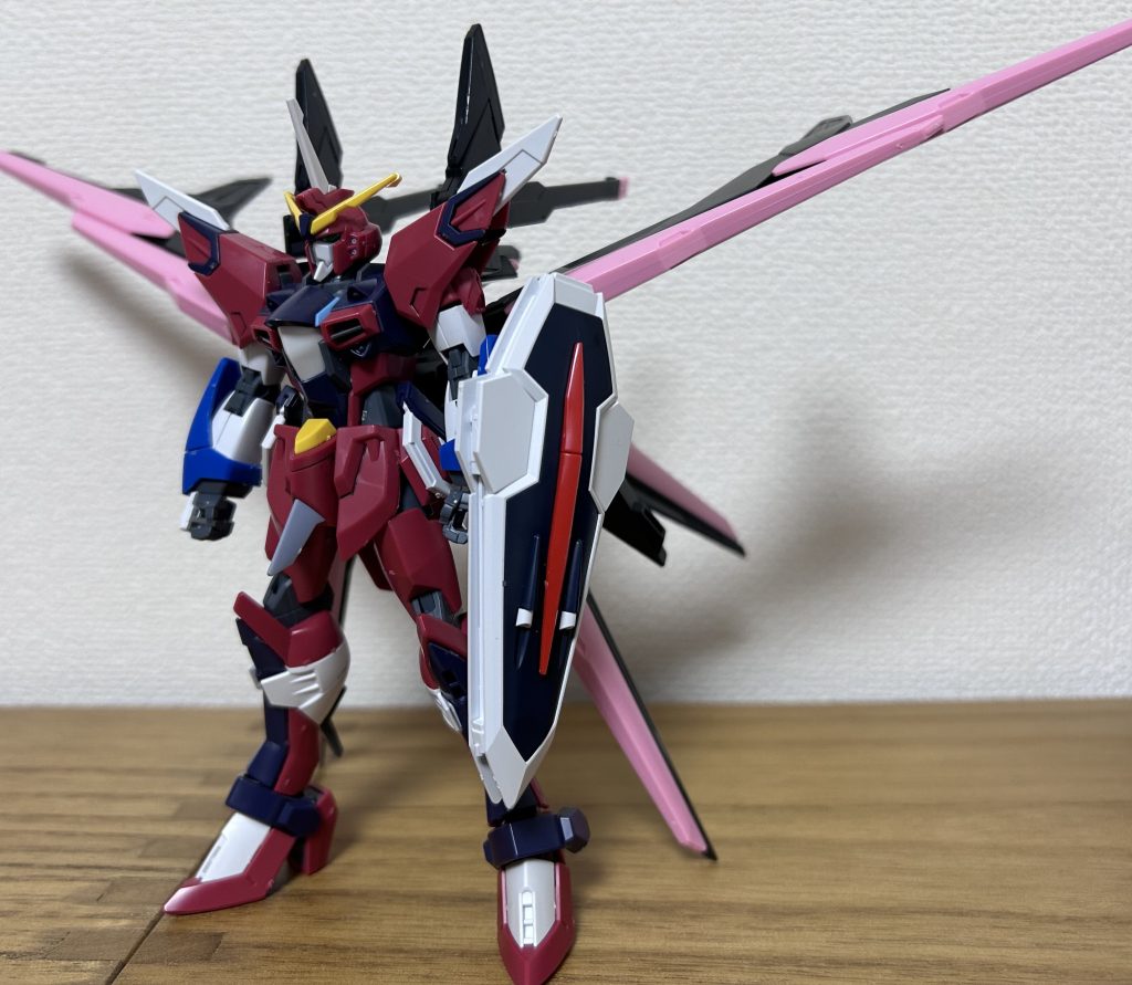 初期案イモータルジャスティスのバックパックが二つ穴対応だった為、パーフェクトストライクフリーダムのバックパックが合うのではと思い、ミキシングを進めた結果。全くの別物になりました。初期ジャスティスのシルエットを思い起こさせる発展機のような形になりました。