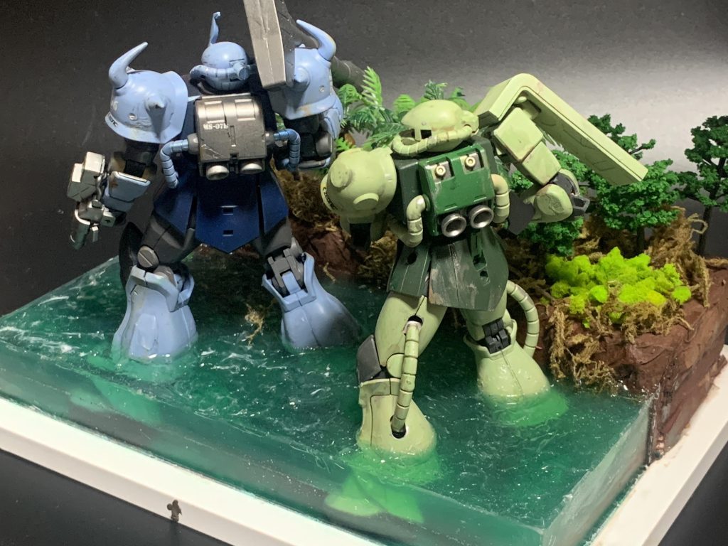 バックショットです。ノーマルとの違いはグフの胸周りのディティールとカラーリングの一部、ザクのスパイクのキャンセルくらいです。