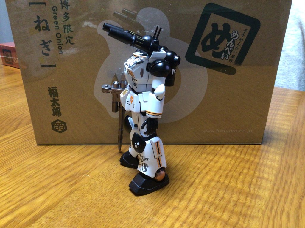 襟、袖、足にオレンジと黒の三重線。