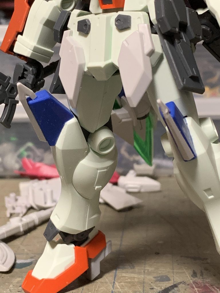 膝は追加装甲が気に入らなくなったので変更。AGE2のウィング基部を加工して取り付けています。アンクルアーマーは省略しました。