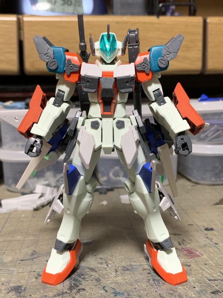 あとはふくらはぎに謎の装甲を取り付けています。それから全体的に30MMデコレーションパーツを多用して取り付けています。これ使いやすくて使い過ぎってくらい使っています(笑)。ソードも30MFのオプションセットから、ライフルはアムアム付属のものにフェニーチェリターシナのライフルのパーツを接着しました。