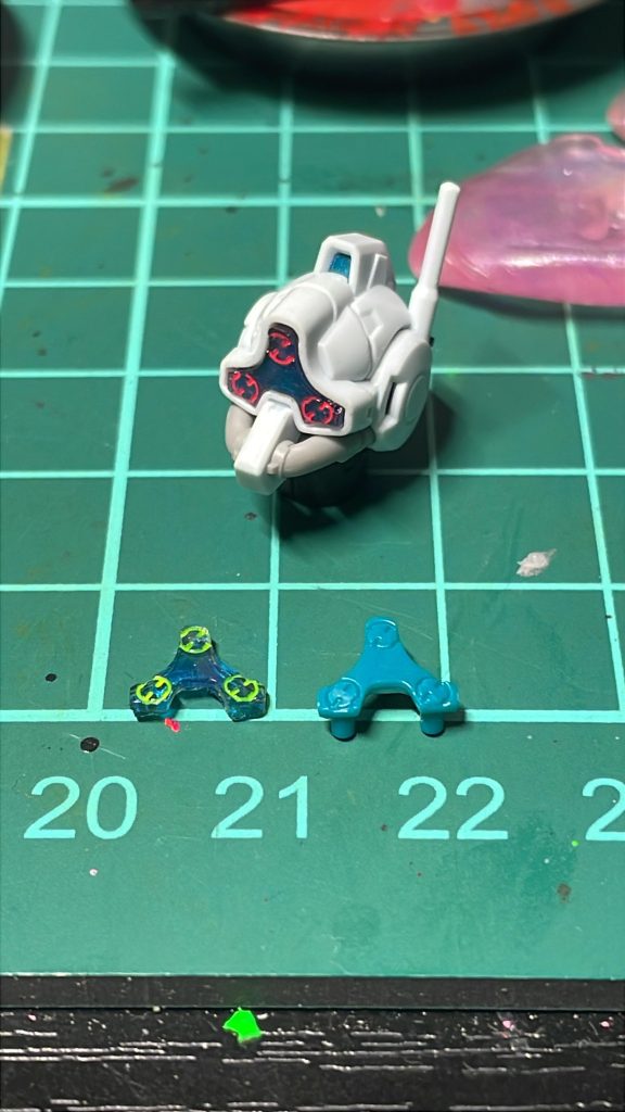 メインカメラはブルーディスティニー的な感じでピンク墨入れとか色々考えたんですが設定準拠カラーにしときました。