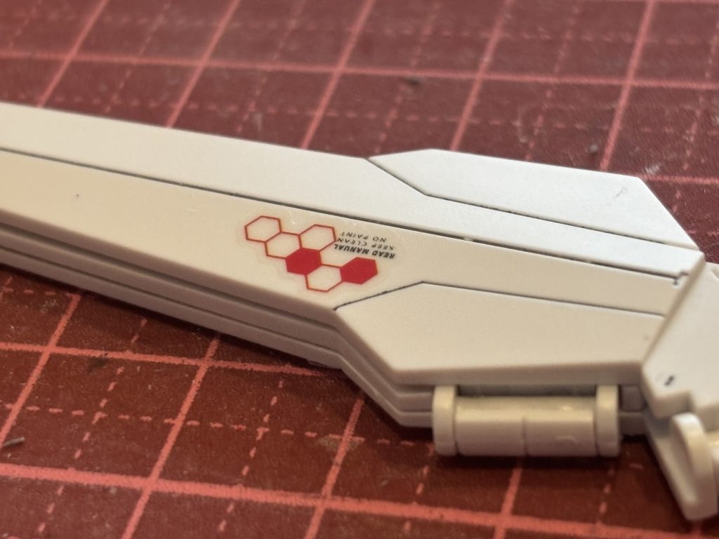 セリアで売ってたシール。薄くて貼ったとこがあまり盛り上がらないのに貼りやすいです。