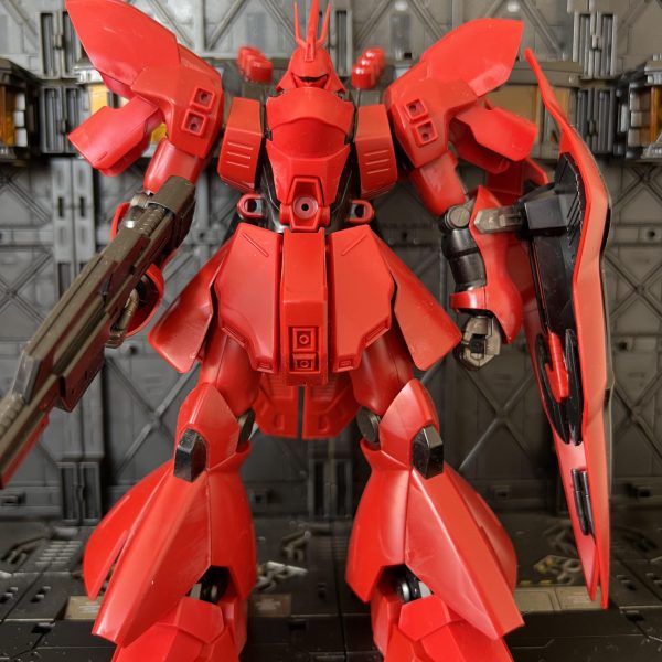 この連休を使ってHGサザビーを製作中です。素組み〜黒サフしてから、フラットアルミを塗って上からクリアレッドを重ね塗りしました。もう少し黒を残した方がよかったかも。クリアレッドは4回ほど重ね吹きしています。バーニア類は銅色にしました。このあと、デカール貼って艶消しします。（2枚目）