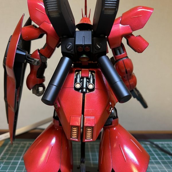 この連休を使ってHGサザビーを製作中です。素組み〜黒サフしてから、フラットアルミを塗って上からクリアレッドを重ね塗りしました。もう少し黒を残した方がよかったかも。クリアレッドは4回ほど重ね吹きしています。バーニア類は銅色にしました。このあと、デカール貼って艶消しします。（5枚目）