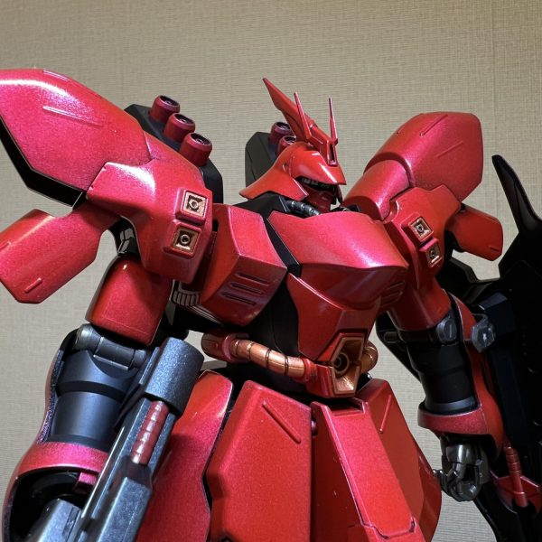 この連休を使ってHGサザビーを製作中です。素組み〜黒サフしてから、フラットアルミを塗って上からクリアレッドを重ね塗りしました。もう少し黒を残した方がよかったかも。クリアレッドは4回ほど重ね吹きしています。バーニア類は銅色にしました。このあと、デカール貼って艶消しします。（6枚目）