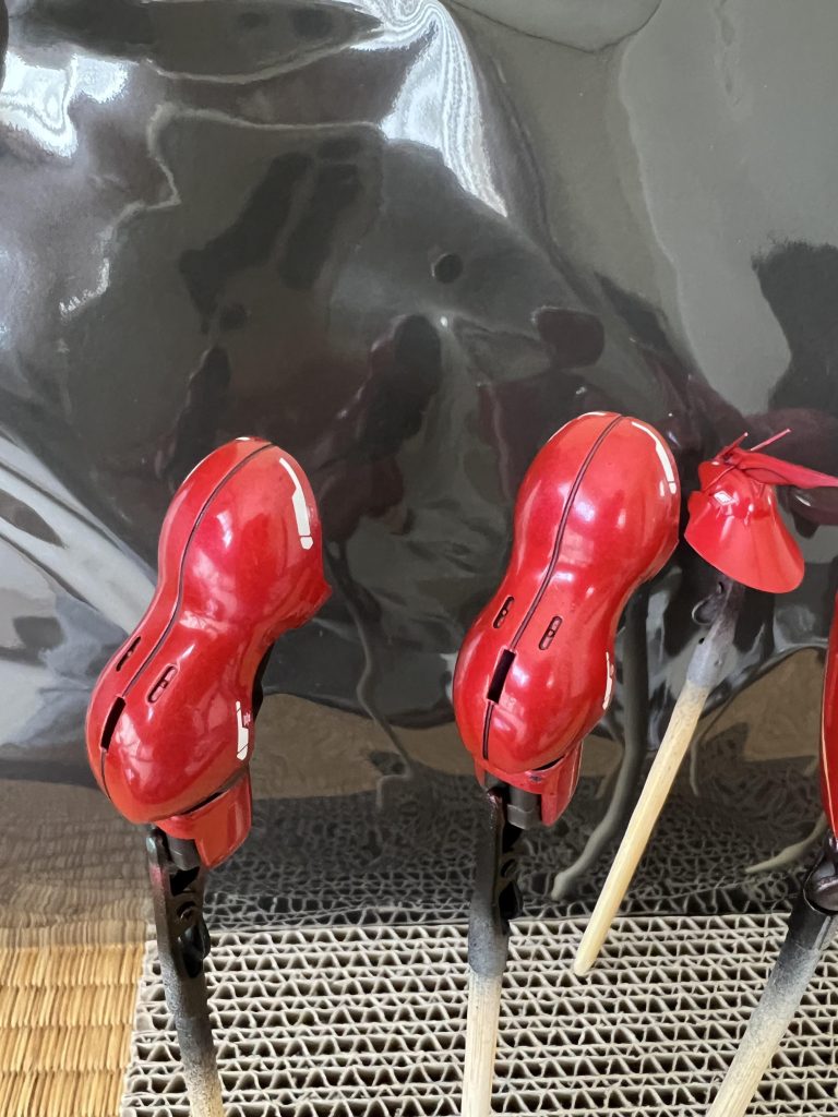 クリアレッドを塗り終えたところ。光沢があります。