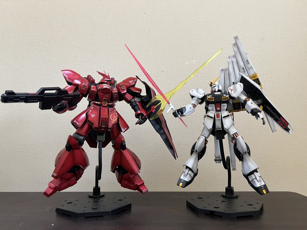 以前製作したνガンダムと。宿命の対決。