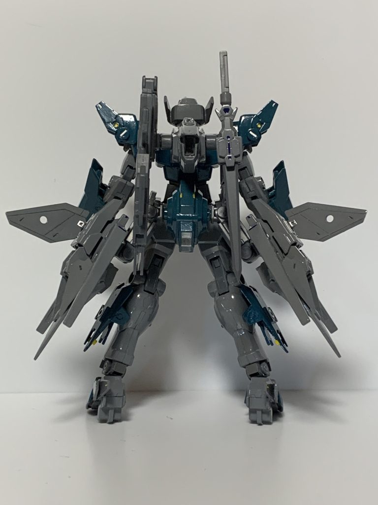 第3期LEV　ゼフュロス[解説]WARESが試作したLEVワールウィンドⅢを量産前提で再設計した機体。部分的に第4期LEVの製造で培われた技術も導入され、基となったワールウィンドⅢと比べて細身となり軽量化されている。 バックパックのサブアーム式ガンラック及びサブアーム式ソードホルダーはパイロットの特性に合わせて選択式で装備可能となっており、両方あるいはどちらか一方を二つ装備する事が出来る。 両腕には脱着可能なプラズマ・ソードユニットを装着し、遭遇戦や突発的な近接戦にも対応している。 この機体は第4期LEVベルクートと比べると3歩くらい及ばないが、第3期LEVとしては非常に高い総合性能を有しており、コスト的にもベルクートよりだいぶ安価に製造する事が可能であった。その為、この機体は旧大戦で損耗した第3期LEVグローリアの補充としてごく少数が生産されている。