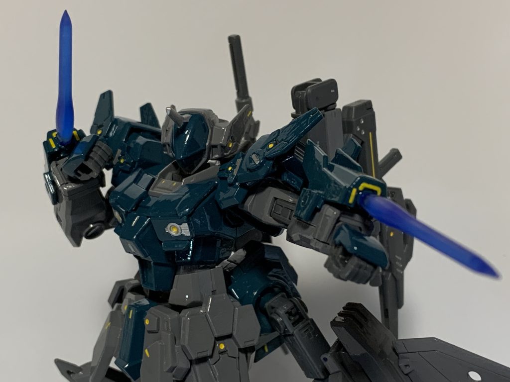 武装その三『プラズマ・ソード』前腕部に脱着可能なユニットタイプの近接格闘戦用装備。摂氏6千℃を超えるプラズマジェット流によって対象を溶断する。マニピュレーターで保持しないので遭遇戦や突発的な近接戦などの緊急時にも対応出来る。