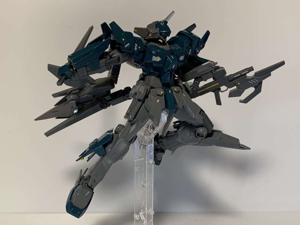 武装そのニ『エーテリックライフル』後期型LEVの標準装備の一つ。高圧圧縮したエーテル粒子を利用したビームライフル。サブアーム式ガンラックに懸架し、機体上部からマニピュレーターで保持したり、脇下を通して前面展開する事が可能。ガンラックに懸架したままでも射撃出来るので後方への攻撃も問題なく行える。