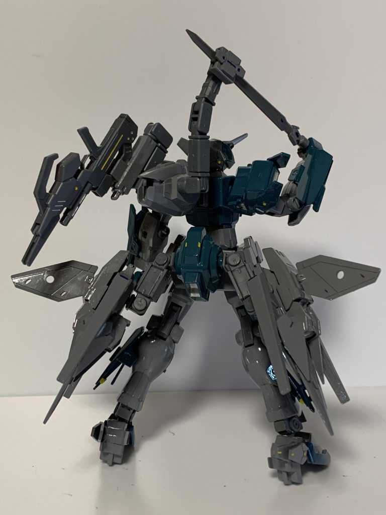 武装その一『高速振動剣』刀身を超高速で振動させる事で物体の分子結合に干渉して切断力を高めた格闘戦用武装。第3期LEVでは標準的な装備。サブアーム式ソードホルダーによってどのような姿勢からでも抜刀可能。