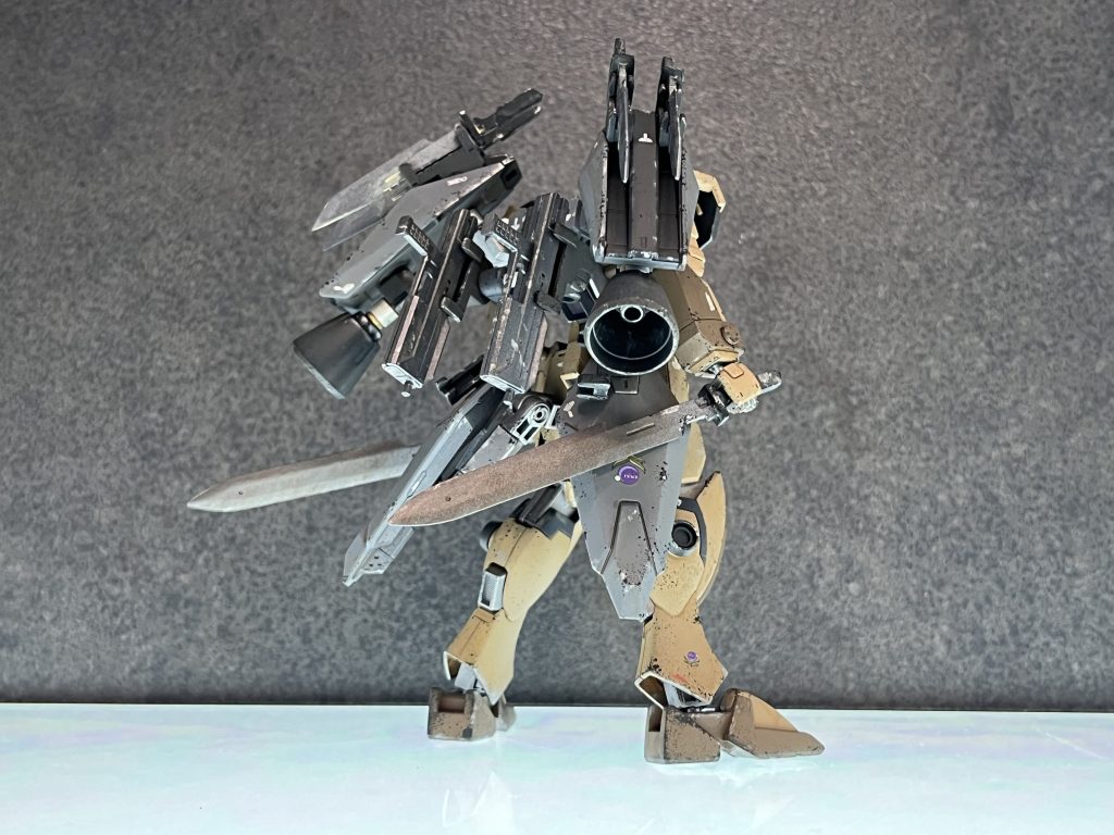 Diverse（多様な）Daggers（短剣）を装備したダガーのため、「DダガーD」の愛称で呼ばれている。（多様な短剣のわりに、ビームサーベルとマチェットナイフなのだが…）廃市街地戦での高機動戦闘に対応した背部ユニットは、懸架台兼用ブースターと腰部スタビライザーがフレキシブルに可動する。