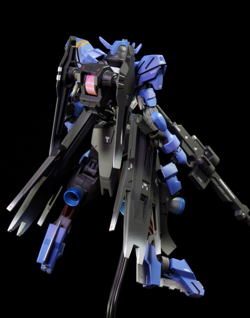 背中のピンクは百均のラピーテープを貼り付けてます