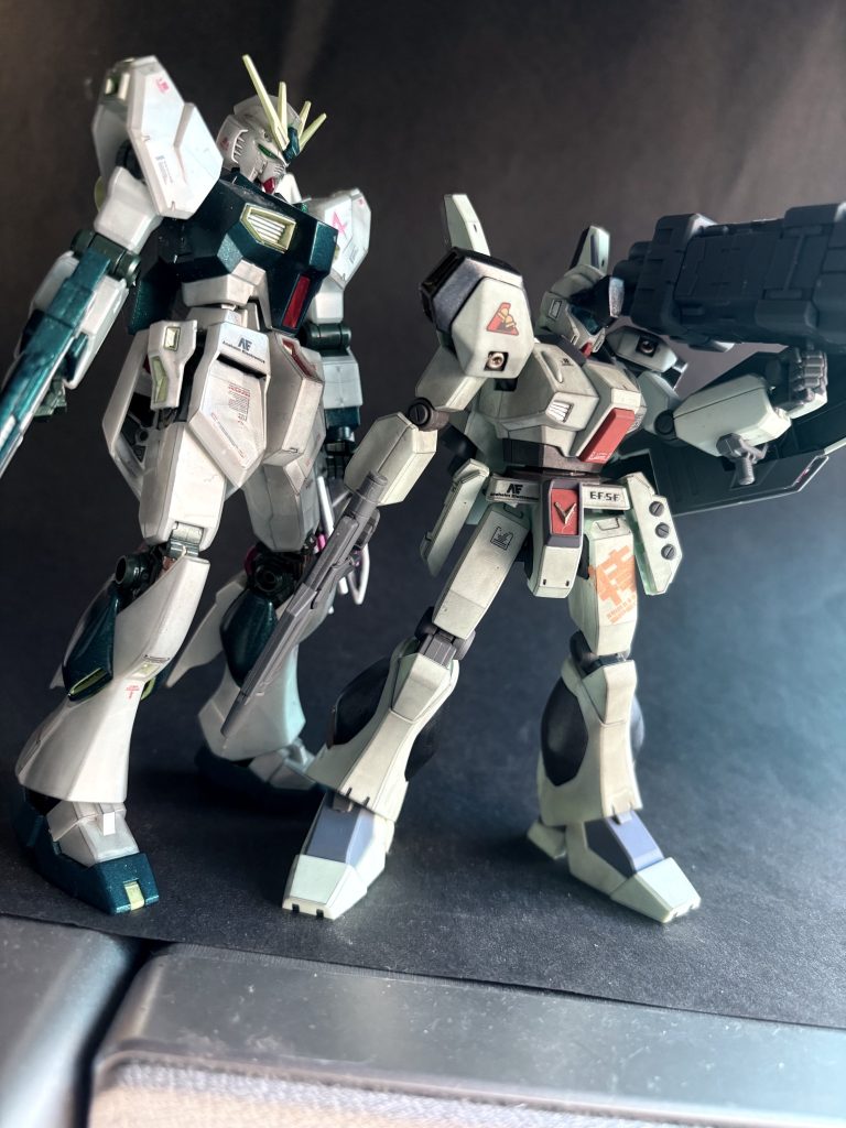 前に作ったνガンダムと並べるためにつくりました。νガンダムと頭一個以上身長違うけど縮尺おかしくない?