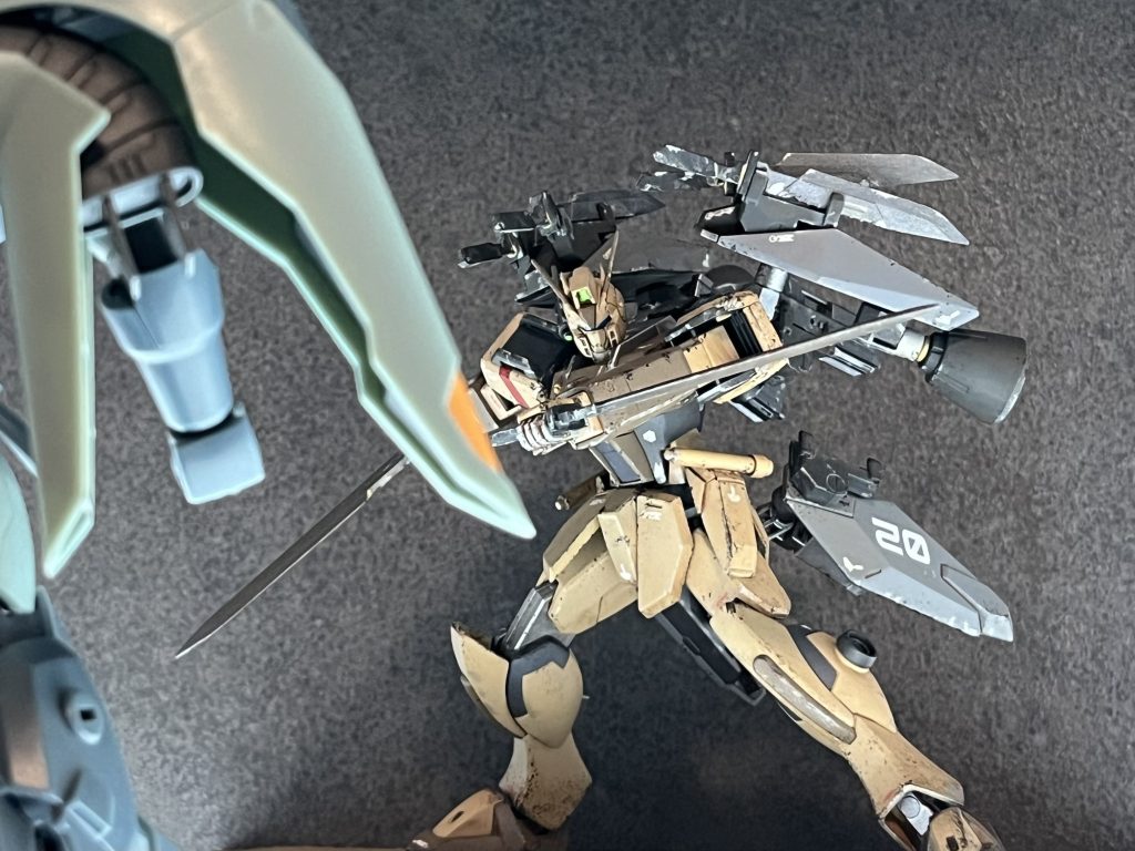 近接武装はダガーL共通のES04Bビームサーベル、Mk315 スティレットを標準搭載している他、高機動ユニットの4箇所の懸架台にはMV24S 近接即応短刀、腰部スタビライザーの懸架台にはMV28D 近接重短刀の計6本の実体剣を装備している。