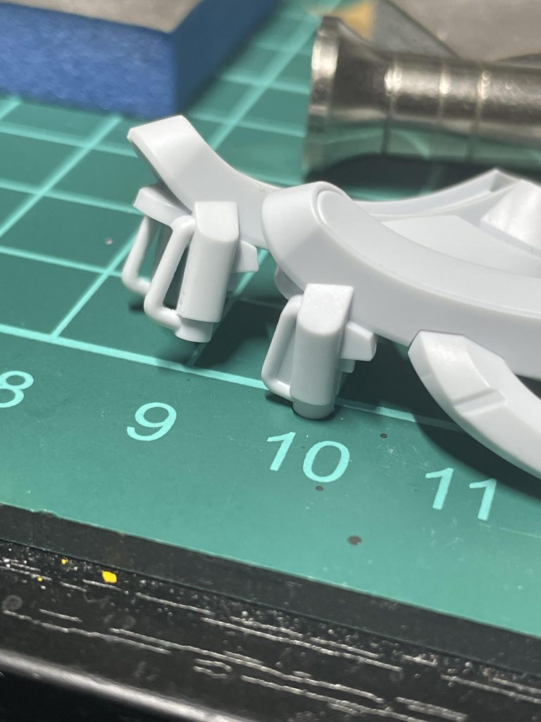 足のフレームと思われる所が繋がってたので肉抜き。ビフォーが右で左がアフター。