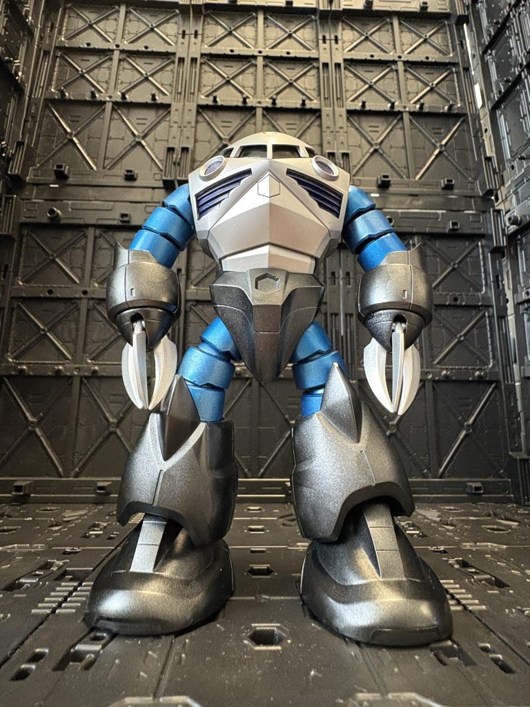 カラーリングは　本体シルバー、ダクト部はディープブルーメタリック、上腕部と大腿部はライトブルーメタリック。前腕、下肢と足はブラックメタリック。クローはシャインシルバー(写真では分かりづらいですが、キラキラしています)