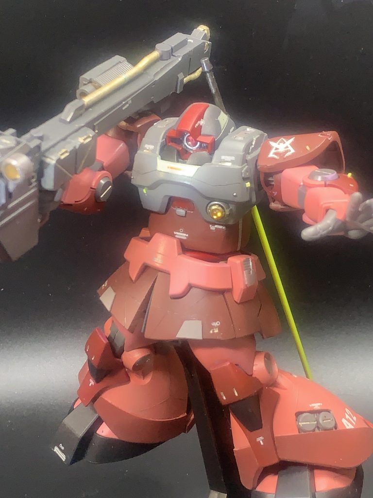 モノアイは市販のディティールアップパーツに赤のラピーテープを張りレジンで透明のレンズを製作しました。